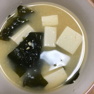 豆腐とわかめの懐かしい味噌汁♪